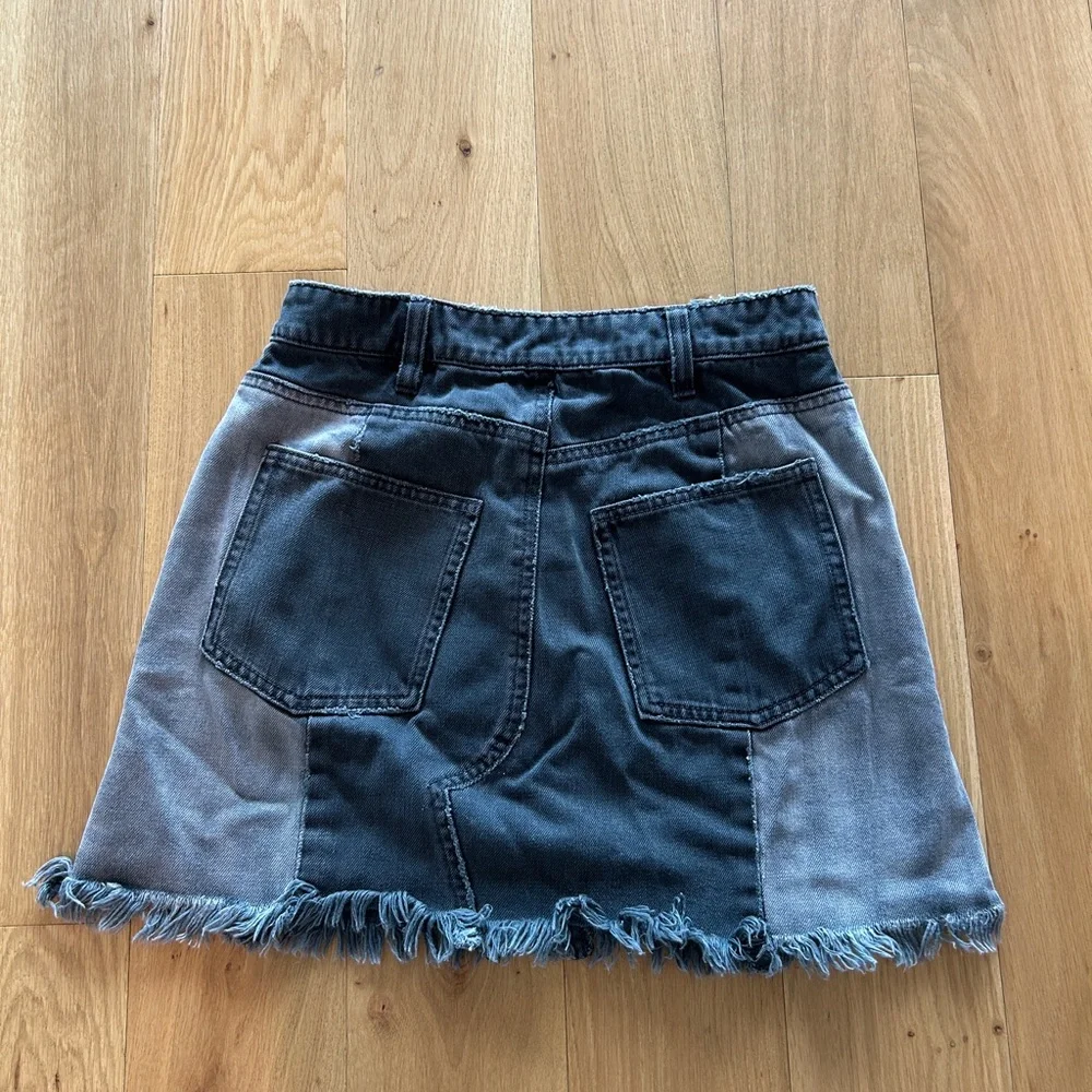 Stylish Denim Skirt - Black and Gray - Picture 2 of 2